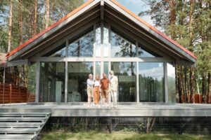 En familj som står på altanen till et fritidshus